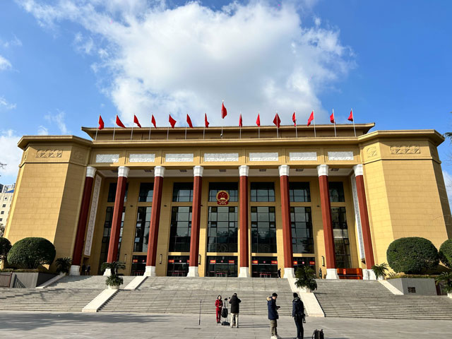 堅(jiān)守崗位，為大會(huì)保駕護(hù)航——成都鷹皇燈光、音響技術(shù)服務(wù)團(tuán)隊(duì)為市人大會(huì)議提供技術(shù)保障